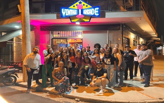 Estudantes de Administração visitam a Vintage Arcade para experiência prática do processo de sanduíches artesanais